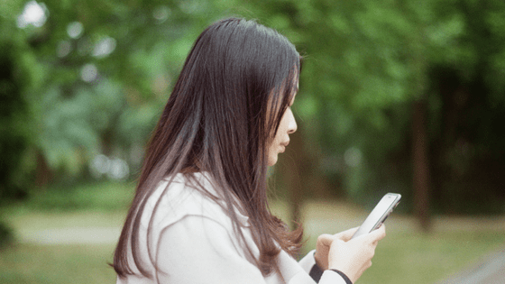 a chinese girl texting her boyfriend