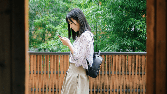 a chinese woman scrolling for profiles on her phone